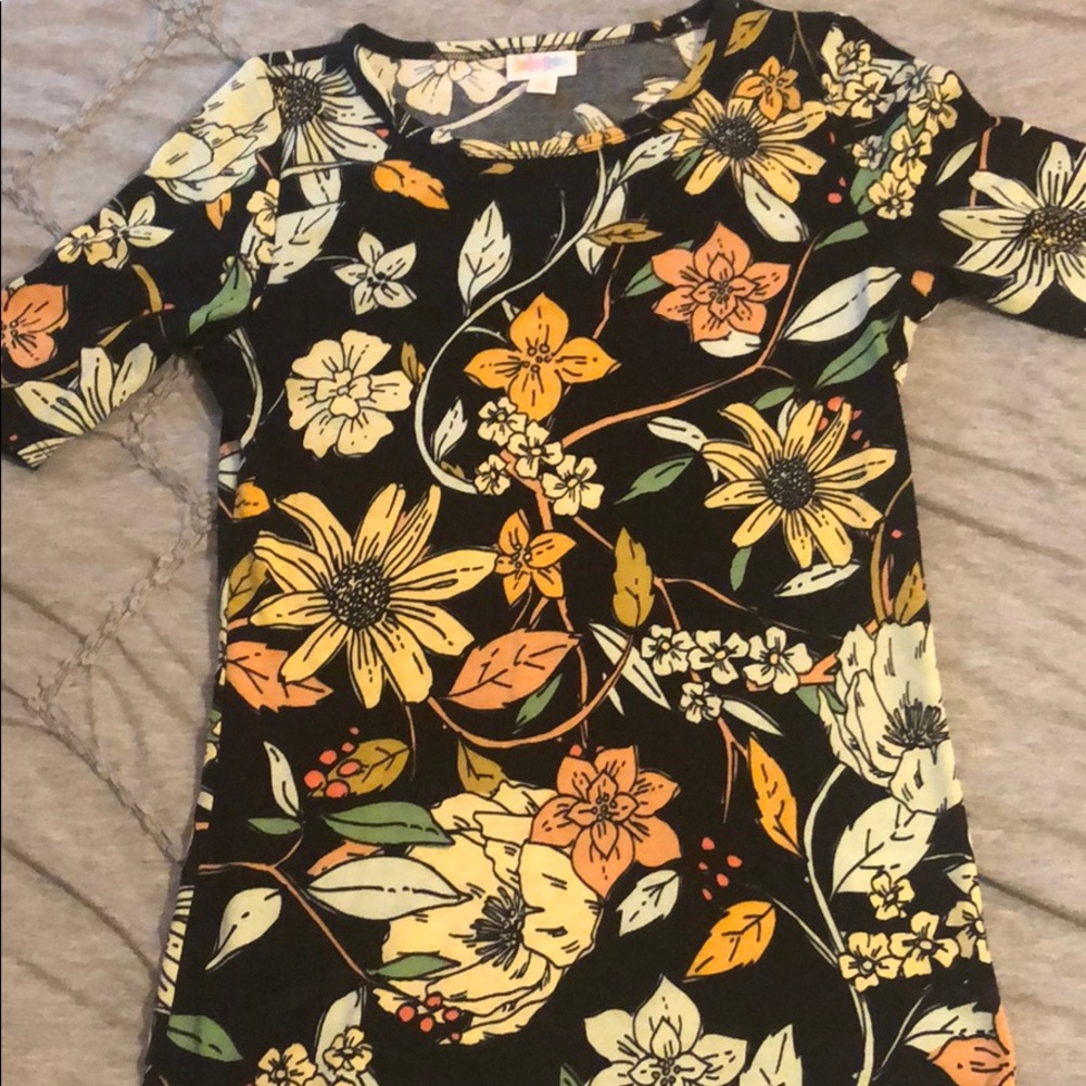 LuLaRoe shirt sleeve shirt